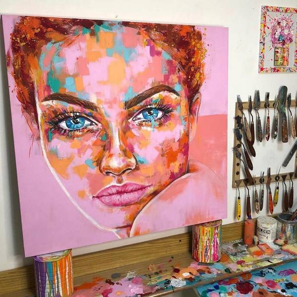 Lady in pink Expressive and gestural Painting Neli Shai - Subjektiv.art