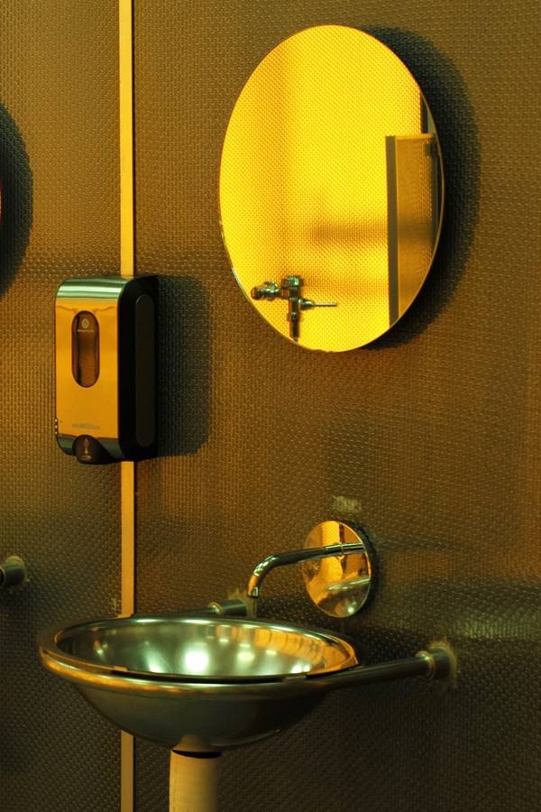 Do not touch the exhibits Modern Photography AYO STVDIOS - Subjektiv.art