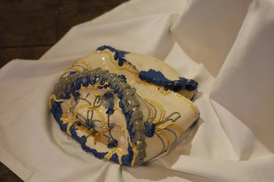 Cair na realidade 2 Surrealistic Ceramic Ana Leonor Pinto - Subjektiv.art